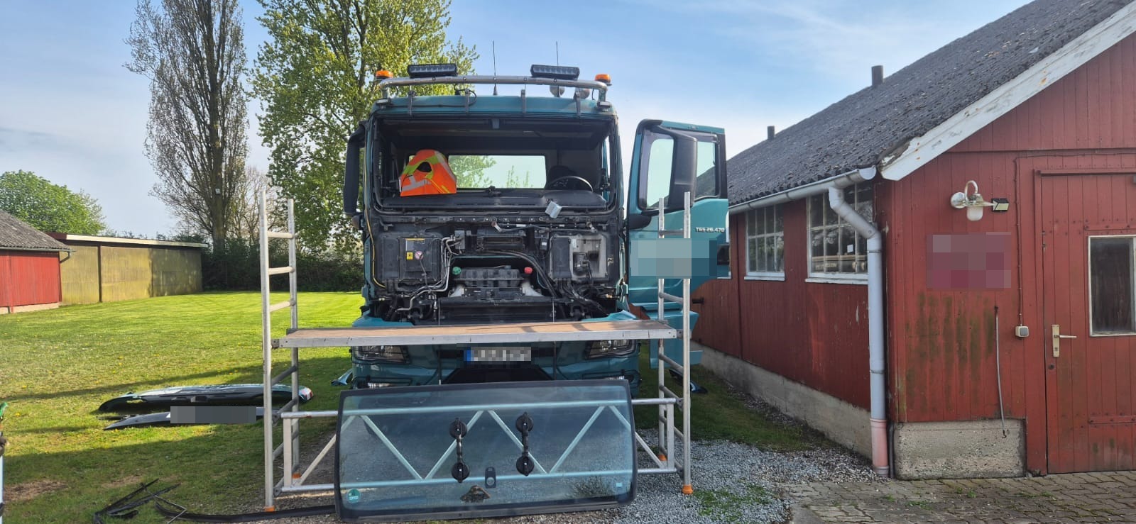 Mobiler Austausch einer LKW Windschutzscheibe direkt vor Ort
